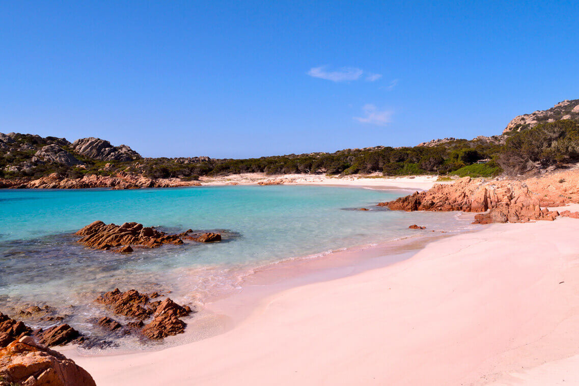 Plage rose en Sardaigne : tout savoir sur la plage rose de ...